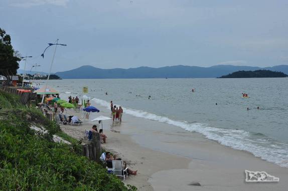 A estreita faixa de areia de Canasvieiras, praia no norte de Florianópolis, Santa Catarina